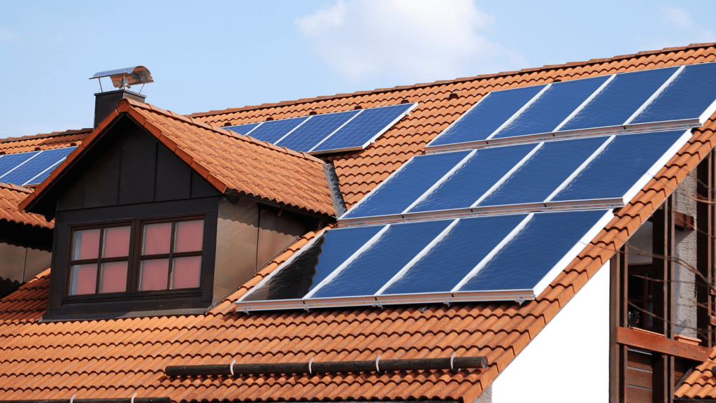 Paneles Solares Fotovoltaicos - Techos de tejas, paneles azules, chimenea